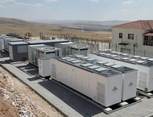 The installation of Türkiye’s first energy storage facility integrated into hybrid wind and solar power plants has been completed.